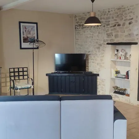 Holiday home Maison Avec Vue Sur Vignes Proche Cnpe Saint-Genes-de-Blaye